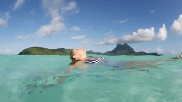 Inclinado Hacia Mujer Flotando Océano Tahití Bora Bora Polinesia Francesa — Vídeos de Stock