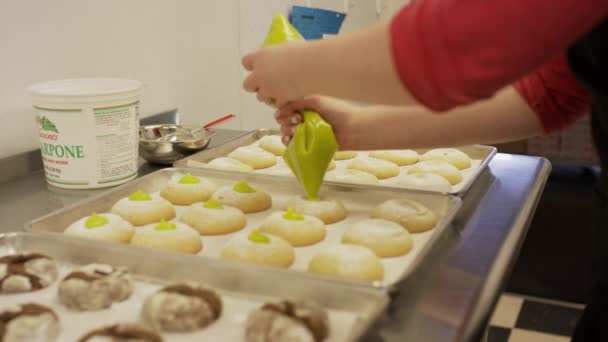레이싱 솔트레이크 시티로 쿠키를 장식하고 제빵사의 각도의 사진을 클로즈업 비디오 클립