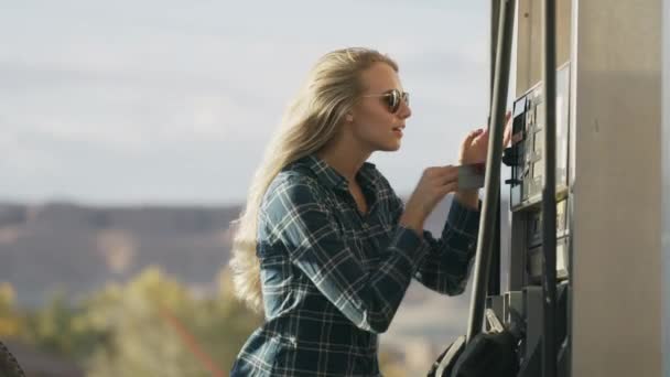 Nainen Joka Käyttää Luottokorttia Painikkeita Tuulisella Polttoainepumpulla Hanksville Utah Yhdysvallat — kuvapankkivideo