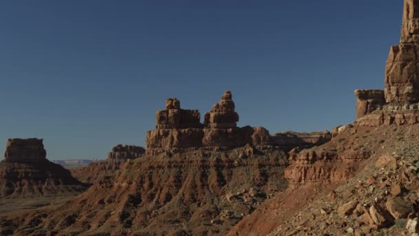 メキシコの帽子 ユタ州 米国での岩の形成の空中フライオーバーパンニングビュー — ストック動画