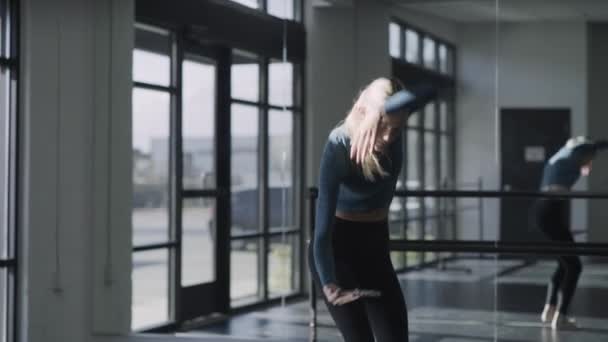 Танцівниця Яка Подає Потім Перевірку Соцмережі Селтує Lehi Юта Сша — стокове відео