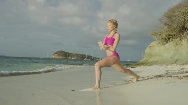 圣文森特和格林纳丁斯多巴哥凯斯岛海滩 詹姆斯比岛练习瑜伽的妇女 — 图库视频影像