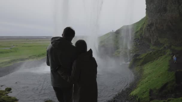Silhouette Eines Romantischen Paares Beim Fotografieren Eines Wasserfalls Hvolsvollur Seljalands — Stockvideo
