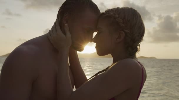 Primer Plano Pareja Romántica Besándose Cerca Del Océano Atardecer Isla — Vídeo de stock