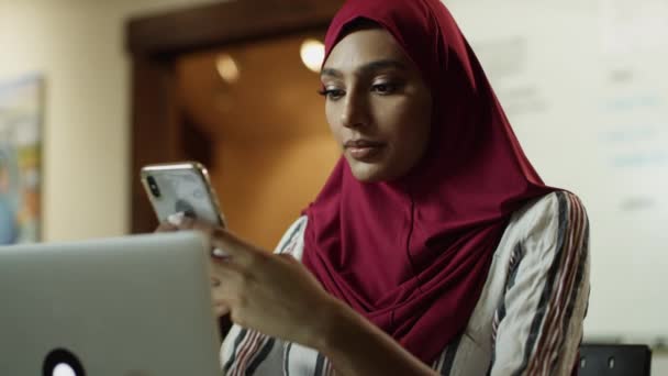Primo Piano Donna Seria Che Indossa Hijab Sms Sul Telefono — Video Stock