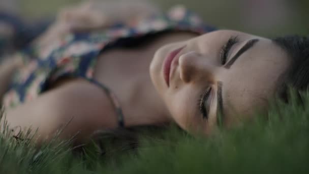 美国犹他州Cedar Hills草丛中躺在地上的妇女近照 — 图库视频影像