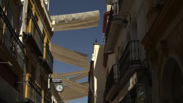 Tiefansicht Von Vordächern Über Straße Zwischen Gebäuden Sevilla Sevilla Spanien — Stockvideo