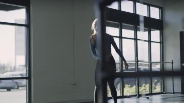 Femme Dansant Studio Danse Puis Courant Répondant Téléphone Portable Lehi — Video