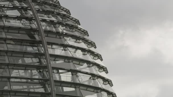 Ampla Visão Baixo Ângulo Câmera Lenta Janelas Edifício Parlamento Berlim — Vídeo de Stock