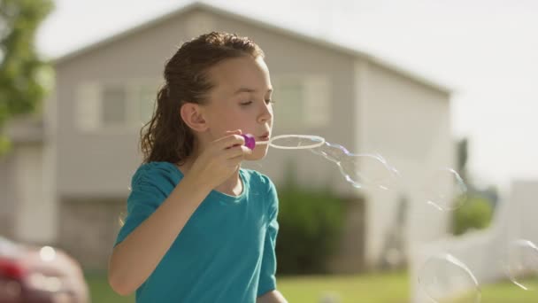 Primer Plano Panorámica Chica Soplando Burbujas Aire Libre Provo Utah — Vídeo de stock