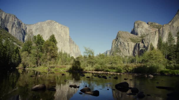 Naturskön Utsikt Över Floden Nära Träd Och Capitan Yosemite Valley — Stockvideo