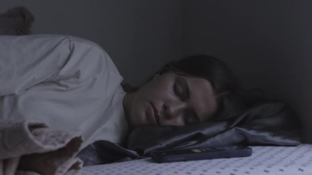 Närbild Flicka Sover Sängen Vakna Och Irriterad Mobiltelefon Larm Provo — Stockvideo