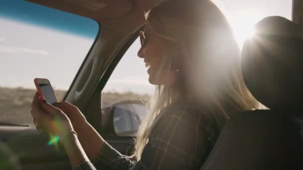 Mujer Riendo Coche Sosteniendo Teléfono Celular Señalando Cámara Lenta Hanksville — Vídeos de Stock