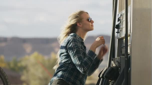 米国ユタ州の風の強い燃料ポンプ ハンクスビルでクレジットカードを使用しようとしている欲求不満女性 — ストック動画