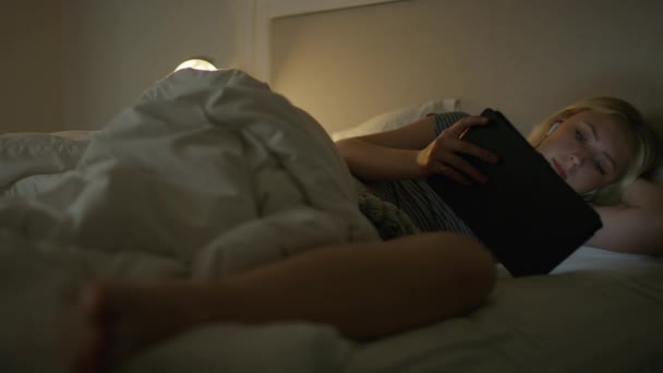 Girl Laying Bed Night Streaming Video Digital Tablet Highland Utah — Stock video