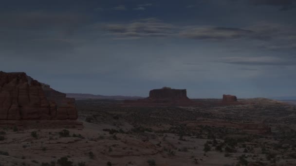 Schwenkaufnahme Entfernter Felsformationen Wüstenlandschaft Moab Utah Vereinigte Staaten — Stockvideo
