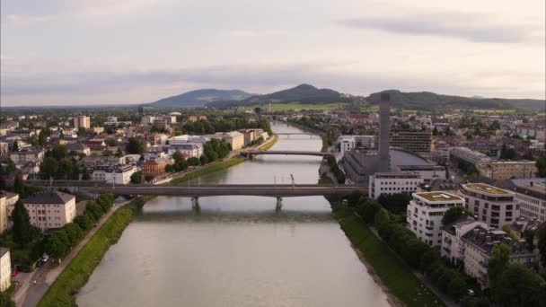 Широкая Воздушная Съемка Реки Городе Зальцбург Австрия — стоковое видео