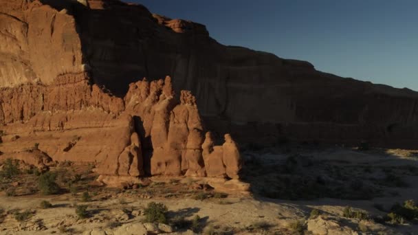 Flyover Aérea Panning Shot Sandstone Rock Formations Moab Utah Estados — Vídeo de Stock
