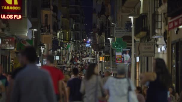 人们夜间在拥挤的城市街道上行走的慢动作 西班牙马拉加朗达 — 图库视频影像