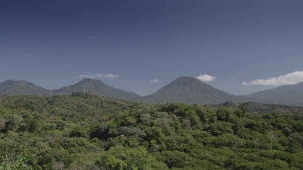 山脈と木々の上の青い空の風景 Juayua Sonsonante Elサルバドール — ストック動画