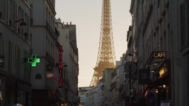 Luta Ner Till Trafiken Gatan Vid Solnedgången Nära Eiffeltornet Paris — Stockvideo