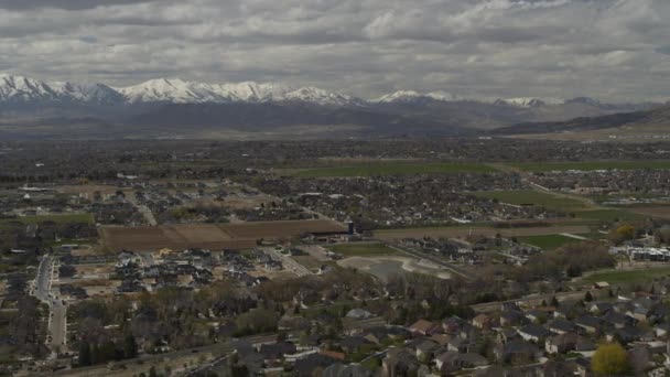 Вид Воздуха Городской Пейзаж Рядом Горным Массивом Pleasant Grove Юта — стоковое видео