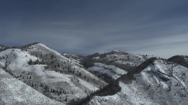 Εναέρια Flyover Zoom Απομακρυσμένου Άγονου Ορεινού Τοπίου Χειμώνα American Fork — Αρχείο Βίντεο