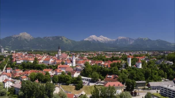 Slovenya Nın Kranj Bölgesindeki Köye Yaklaşan Geniş Hava Görüntüsü — Stok video
