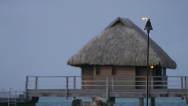 Pareja Relajante Piscina Infinita Cerca Del Océano Bungalow Tahití Moorea — Vídeos de Stock