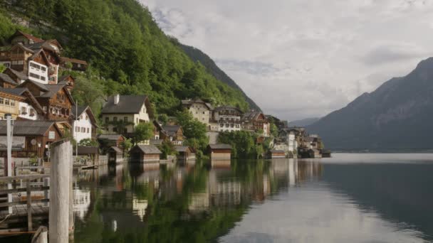 Široký Odraz Hor Domů Jezeře Hallstatt Rakousko — Stock video