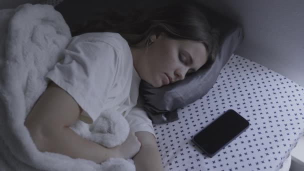 Vista Ángulo Alto Niña Que Duerme Cama Despierta Irritada Por — Vídeo de stock