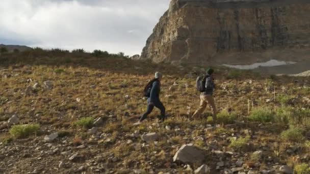 Vista Aérea Excursionistas Caminando Cerca Cresta Montaña Monte Timpanogos Utah — Vídeos de Stock