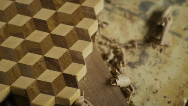 Alto Angolo Vicino Trucioli Legno Vicino Legno Con Modello Cubo — Video Stock