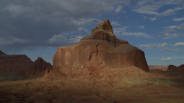 Panning Shot Distant Desert Rock Formation Glen Canyon Utah Verenigde — Stockvideo