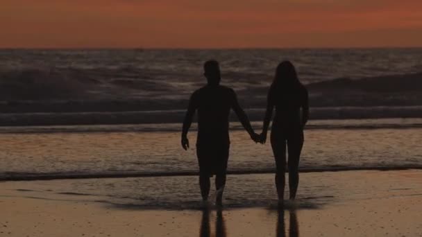 Silueta Pareja Romántica Caminando Besándose Playa Del Océano San Blas — Vídeos de Stock