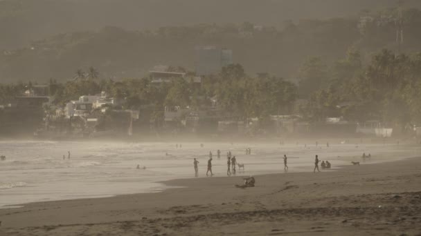 Ευρεία Φωτογραφία Μακρινών Ανθρώπων Ομιχλώδη Παραλία San Blas Libertad Σαλβαδόρ — Αρχείο Βίντεο