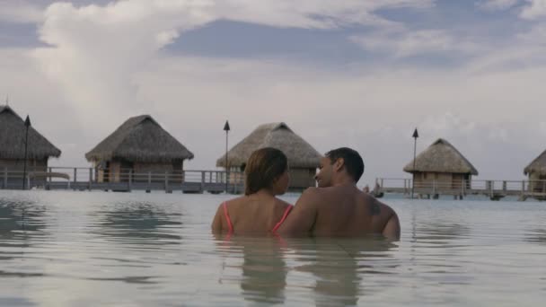 Pareja Romántica Abrazándose Océano Cerca Bungalows Tahití Moorea Polinesia Francesa — Vídeos de Stock