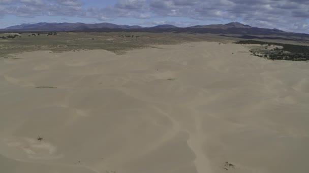 Survol Aérien Dunes Sable Approchant Une Chaîne Montagnes Little Sahara — Video