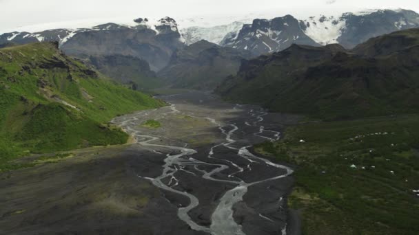 山岳風景の中の巻き川の空中フライオーバービュー Hvolsvollur Porsmork Iceland — ストック動画