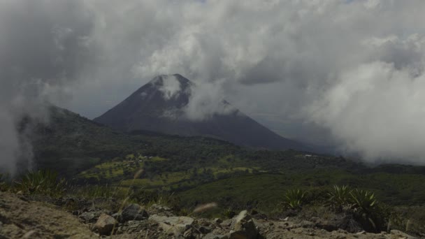 Nuvens Enquadrando Vulcão Distante Parque Nacional Cerro Verde Santa Ana — Vídeo de Stock