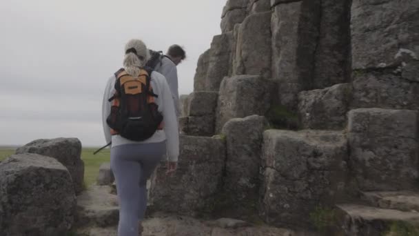 Tracking Shot Backpacking Couple Climbing Rock Formation Kirkjubaejarklaustur Island — Stock video