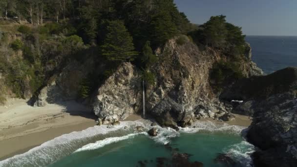 Aerial View Waves Splashing Rocks Ocean Distant Waterfall Big Sur — Stock videók