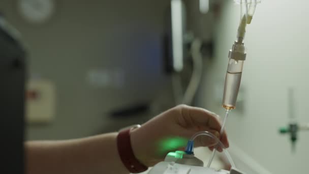 Aproape Mâna Asistentei Medicale Care Verifică Tubul Intravenos Spital Salt — Videoclip de stoc