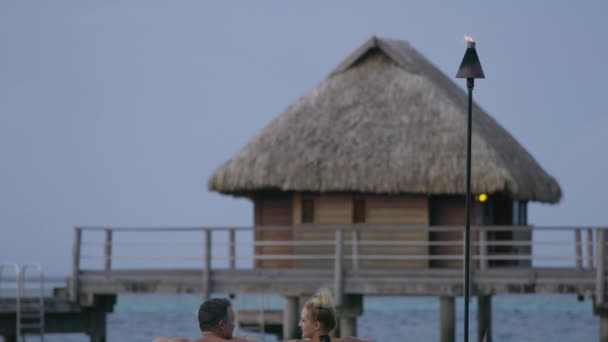 Couple Relaxant Dans Piscine Débordement Près Océan Bungalow Tahiti Moorea — Video