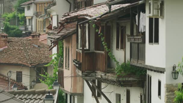 屋根の上の粘土瓦と高密度の都市の広いショット ヴェリコTarnovo ブルガリア — ストック動画