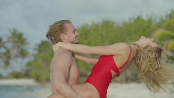 Slow Motion Close Man Carrying Woman Spinning Beach Petit Tabac — Wideo stockowe