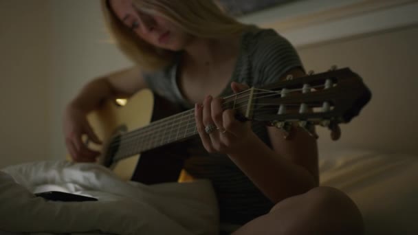 Girl Sitting Bed Night Playing Guitar Highland Utah Verenigde Staten — Stockvideo