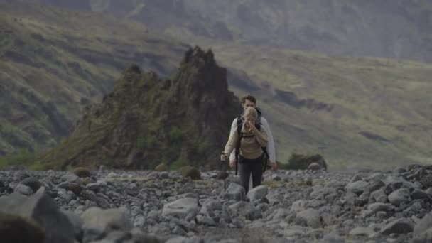 Coppia Escursioni Nel Paesaggio Roccioso Hvolsvollur Porsmork Islanda — Video Stock