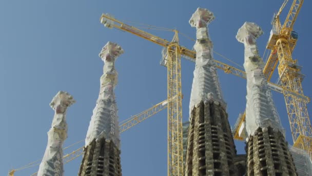 Schwenkbarer Blick Auf Kräne Und Türme Der Sagrada Familia Barcelona — Stockvideo