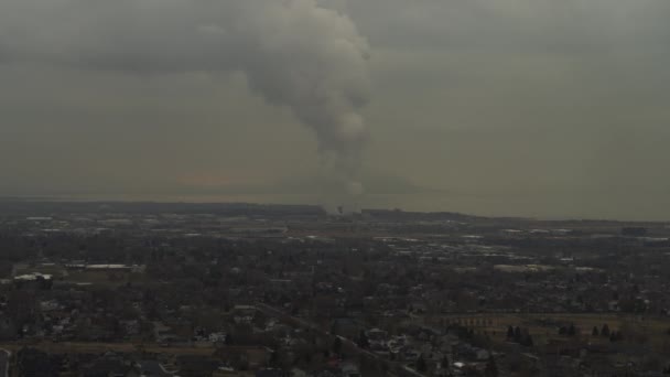 Letecký Pohled Znečištění Kouře Vzdálené Uhelné Elektrárny Pleasant Grove Utah — Stock video